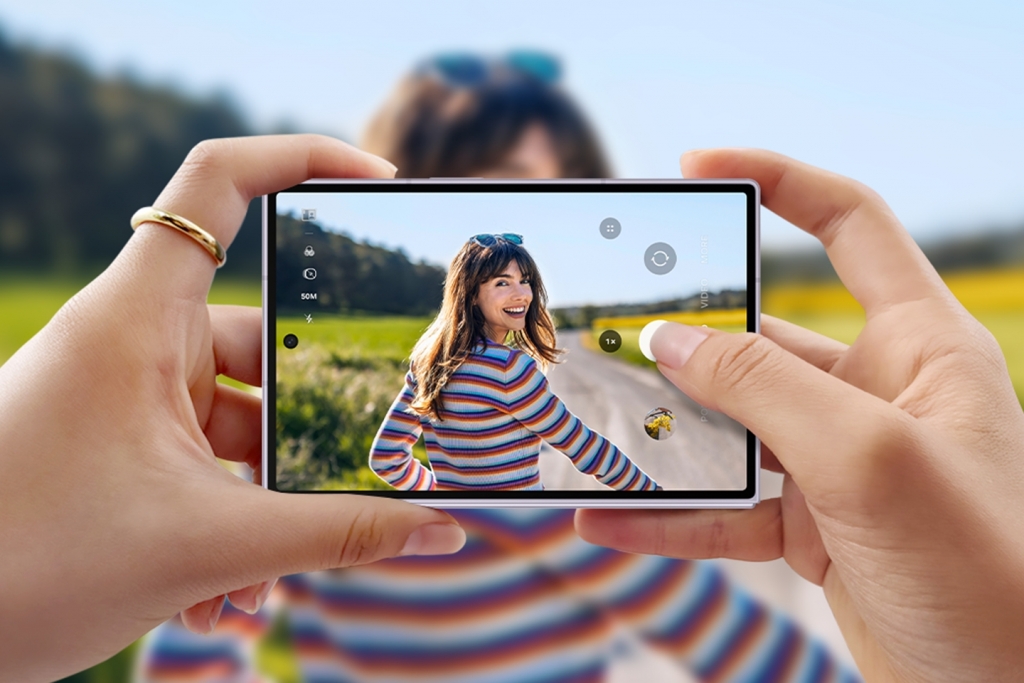 Samsung Galaxy Z Fold8 -puhelimella kuvataan henkilöä ulkona. Kuva: Samsung Electronics