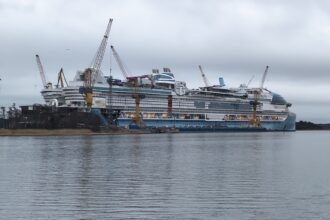 Star of the Seas -risteilyalus rakenteilla Meyer Turun telakalla huhtikuussa 2025. Kuva: Tadeáš Bednarz / Wikimedia Commons (CC BY-SA 4.0), kuvaa rajattu.