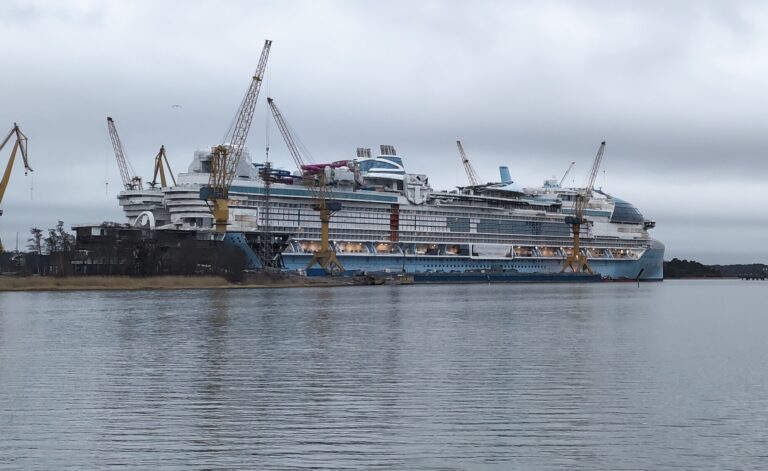Star of the Seas -risteilyalus rakenteilla Meyer Turun telakalla huhtikuussa 2025. Kuva: Tadeáš Bednarz / Wikimedia Commons (CC BY-SA 4.0), kuvaa rajattu.