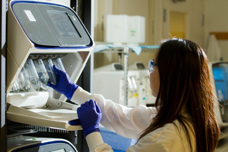 Laborantti työskentelee näytteiden parissa laboratoriossa. Kuva: National Cancer institute/Unsplash. Kuvituskuva