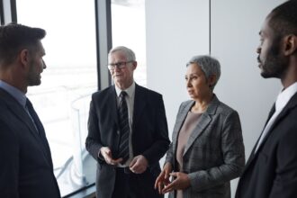 Johtajat keskustelevat työpaikalla muutoksesta ja johtamisesta. Kuva: Werner Pfennig / Pexels