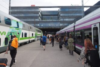 Matkustajia ja junia Helsingin päärautatieaseman laiturilla. Kuva: JIP / Wikimedia Commons (CC BY-SA 4.0) Kuvituskuvaa