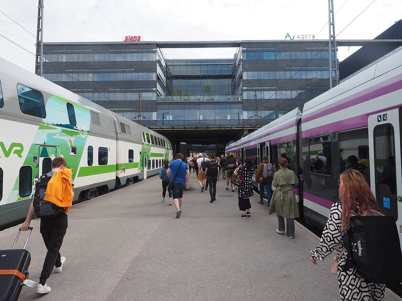 Matkustajia ja junia Helsingin päärautatieaseman laiturilla. Kuva: JIP / Wikimedia Commons (CC BY-SA 4.0) Kuvituskuvaa
