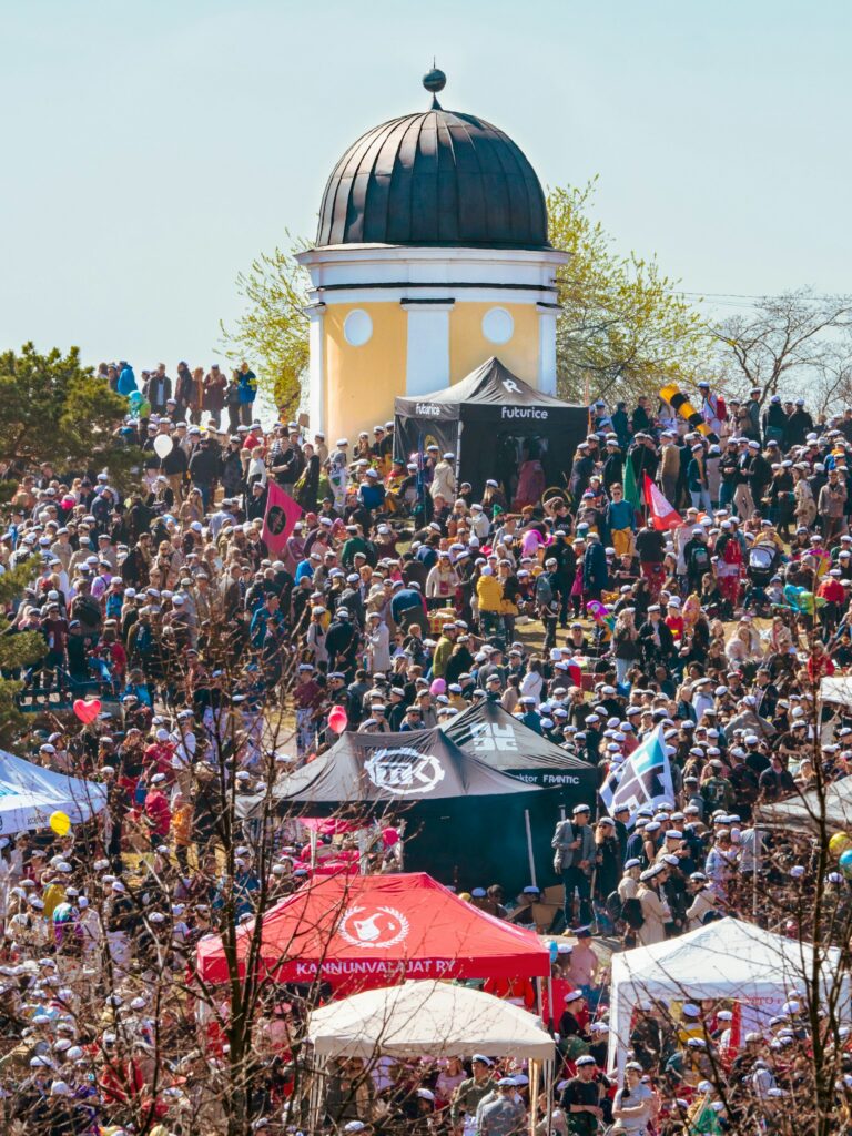 Helinkiläisiä vapunvietossa Tähtitorninmäellä. Kuva: Tapio Haaja/Unsplash