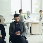 Kaksi työnhakijaa odottaa työhaastatteluun pääsyä toimistossa. Kuva: Vitaly Gariev / Unsplash. Kuvituskuva