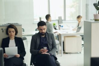 Kaksi työnhakijaa odottaa työhaastatteluun pääsyä toimistossa. Kuva: Vitaly Gariev / Unsplash. Kuvituskuva
