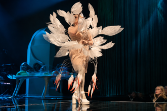 Björk esiintyy näyttävässä vaaleassa asussa Cornucopia-esityksessä The Shedissä New Yorkissa. Frédéric Vicomte / Wikimedia Commons / CC BY 4.0 / muokkaus UTISON