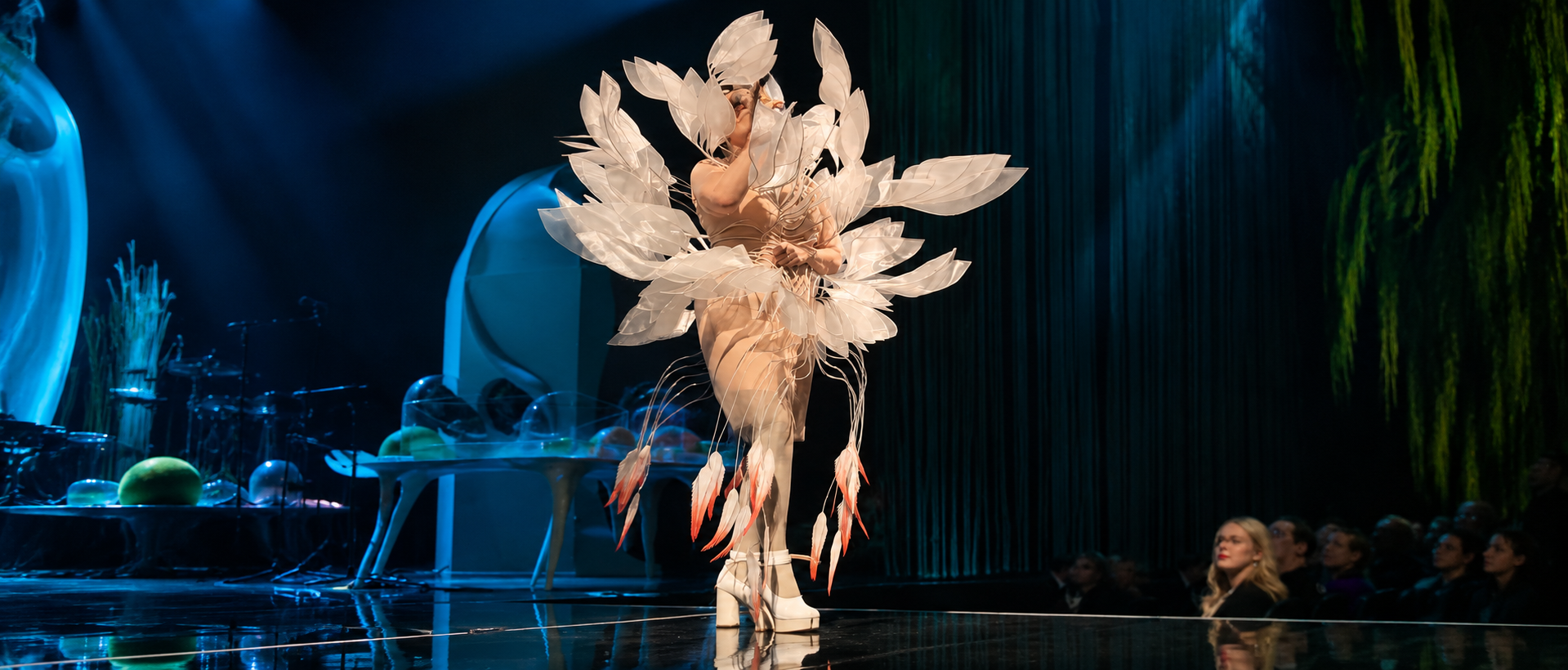 Björk esiintyy näyttävässä vaaleassa asussa Cornucopia-esityksessä The Shedissä New Yorkissa. Frédéric Vicomte / Wikimedia Commons / CC BY 4.0 / muokkaus UTISON