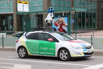 Google Mapsin Street View -kuvausauto Helsingin Itämerenkadulla. Kuva: Wikimedia Commons / CC0.
