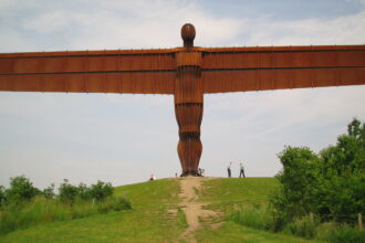 Antony Gormleyn Angel of the North -teräsveistos Gatesheadissa Englannissa. Kuva: The Halo / Wikimedia Commons, Public Domain.