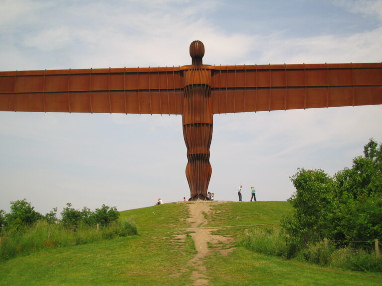 Antony Gormleyn Angel of the North -teräsveistos Gatesheadissa Englannissa. Kuva: The Halo / Wikimedia Commons, Public Domain.