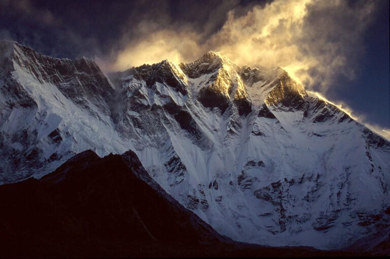 Lhotsen jyrkkä, lumen ja jään peittämä eteläseinämä Himalajalla Nepalissa. Kuva: Mark Horrell / Wikimedia Commons / CC BY-SA 3.0