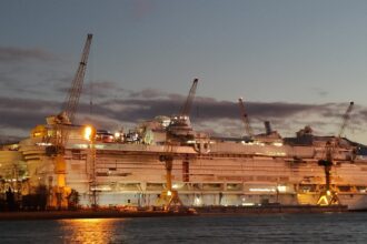 Suuri Star of the Seas -risteilyalus rakenteilla Meyer Turun telakalla nostureiden ympäröimänä.