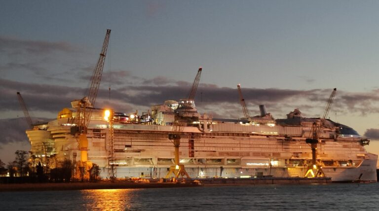 Suuri Star of the Seas -risteilyalus rakenteilla Meyer Turun telakalla nostureiden ympäröimänä.