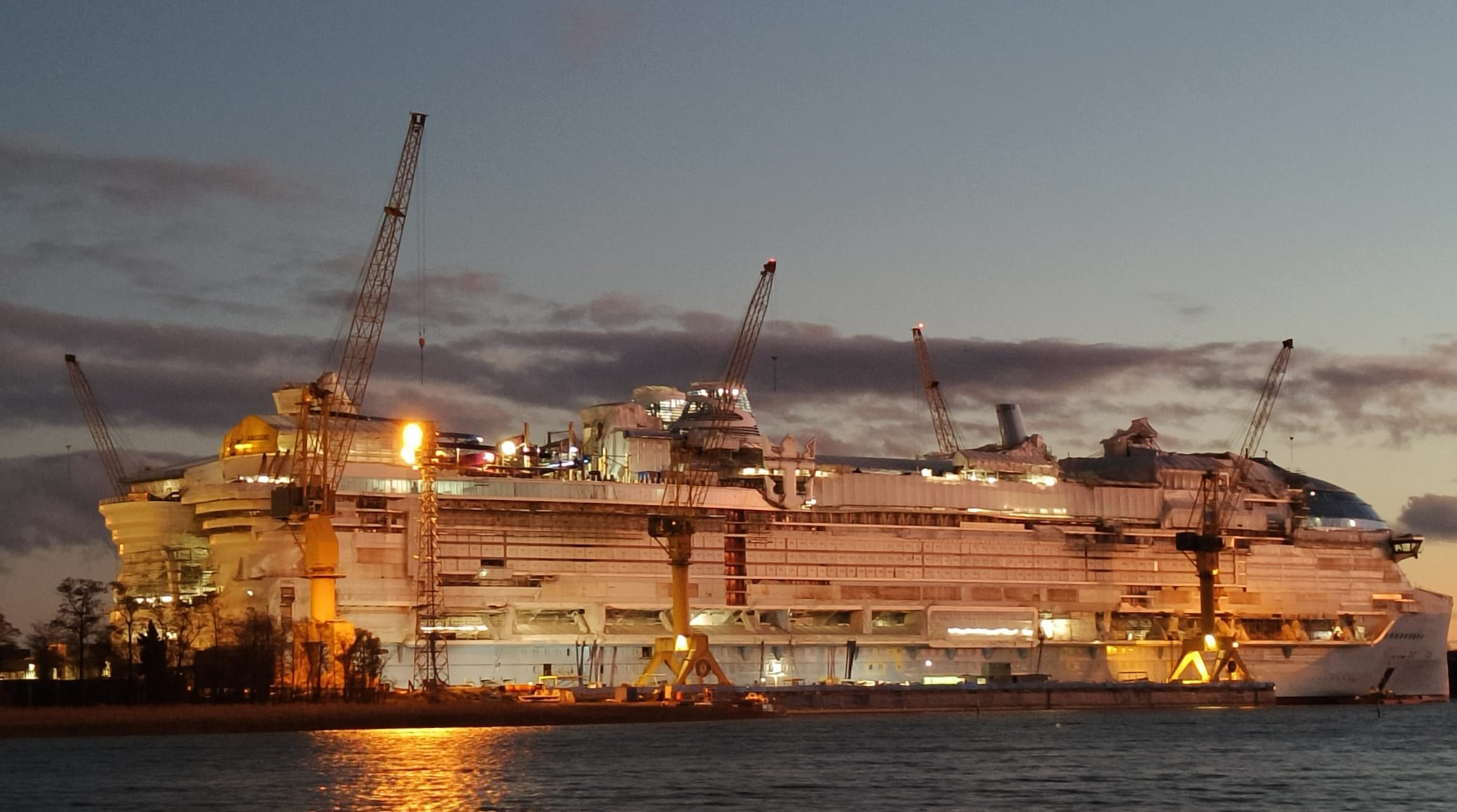 Suuri Star of the Seas -risteilyalus rakenteilla Meyer Turun telakalla nostureiden ympäröimänä.