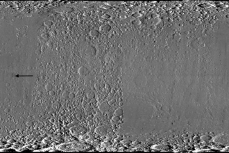 NASA:n Lunar Reconnaissance Orbiter -luotaimen kuvista koottu näkymä Kuun pinnasta, jossa nuoli osoittaa uuden McGetchin-kraatterin törmäysjälkeä.