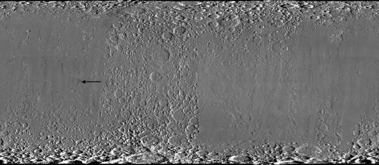 NASA:n Lunar Reconnaissance Orbiter -luotaimen kuvista koottu näkymä Kuun pinnasta, jossa nuoli osoittaa uuden McGetchin-kraatterin törmäysjälkeä.