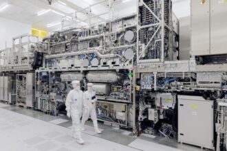 ASML:n EUV-litografialaitteisto puhdastilassa Veldhovenissa Alankomaissa. Kuva: ©ASML