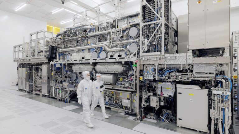 ASML:n EUV-litografialaitteisto puhdastilassa Veldhovenissa Alankomaissa. Kuva: ©ASML
