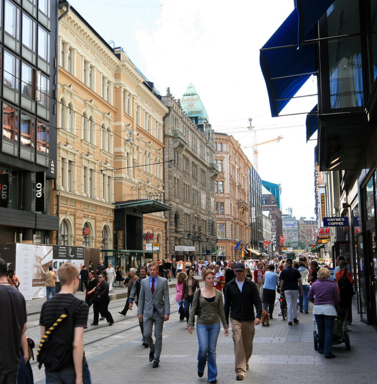 Ihmisiä kävelemässä vilkkaalla Aleksanterinkadulla Helsingin keskustassa. Kuva: Mahlum / Wikimedia Commons, public domain