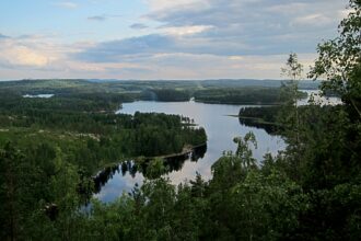 Laaja näkymä Neitvuorelta Luonterin järvelle, metsäisille saarille ja ympäröivään Järvi-Suomen maisemaan. Kuva: Adrián Pérez / Wikimedia Commons, CC BY-SA 2.0