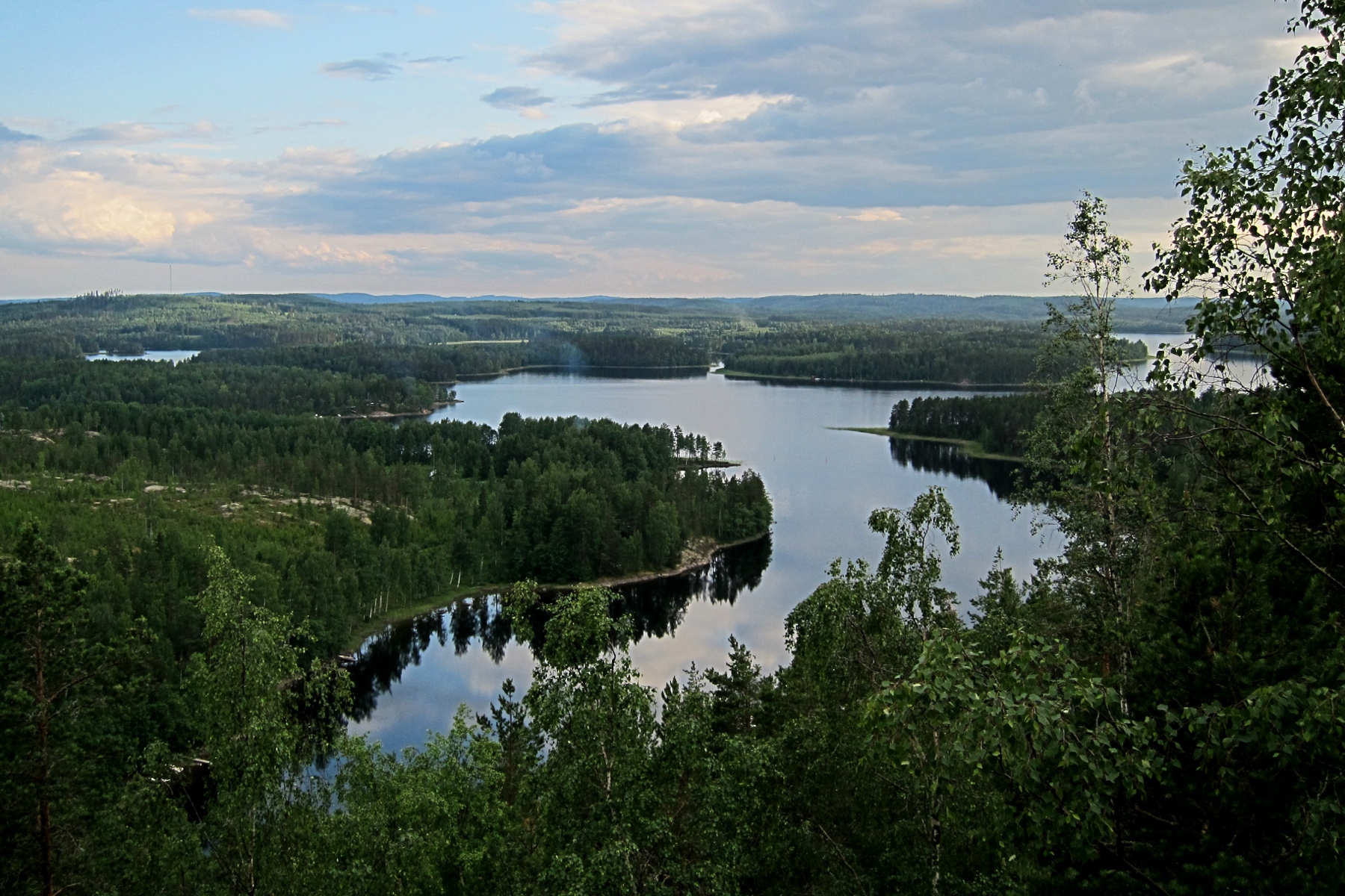 Laaja näkymä Neitvuorelta Luonterin järvelle, metsäisille saarille ja ympäröivään Järvi-Suomen maisemaan. Kuva: Adrián Pérez / Wikimedia Commons, CC BY-SA 2.0