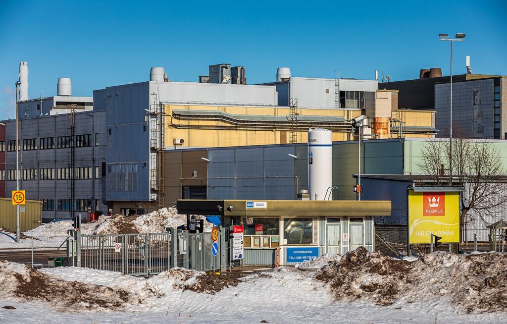 Tikkurilan tehdas Kuninkaalassa Vantaalla talvisessa maisemassa.