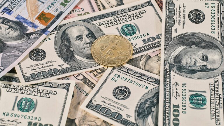 Bitcoin-kolikko Yhdysvaltain dollarin seteleiden päällä digitaalista rahaa kuvaavassa kuvituskuvassa. Kuva: Engin Akyurt / Pixabay