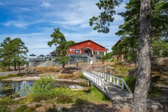 Saaristoravintola kallioisessa ja mäntyjen ympäröimässä maisemassa Ahvenanmaan Getassa. Kuva: Håkan Skogsjö / Wikimedia Commons, CC BY-SA 4.0
