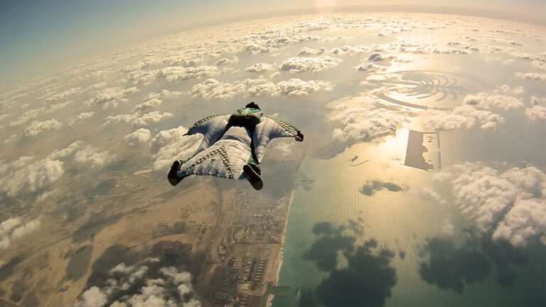 Liitopukulentäjä lentää korkealla Dubain ja meren yllä. Kuva: Richard Schneider / Wikimedia Commons, CC BY 2.0