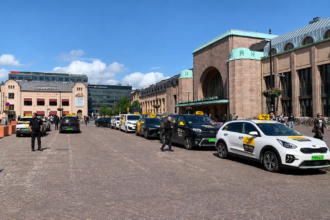 Takseja Helsingin päärautatieaseman edustalla. Autojen rekisterikilvet on havainnekuvassa muutettu vihreiksi.