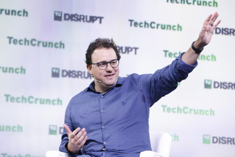 Anthropicin toimitusjohtaja Dario Amodei puhumassa TechCrunch Disrupt 2023 -tapahtumassa San Franciscossa.