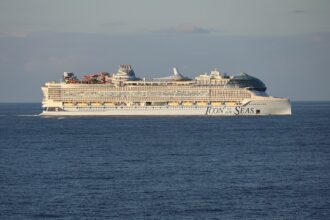 Turun telakalla rakennettu Icon of the Seas -risteilyalus merellä.