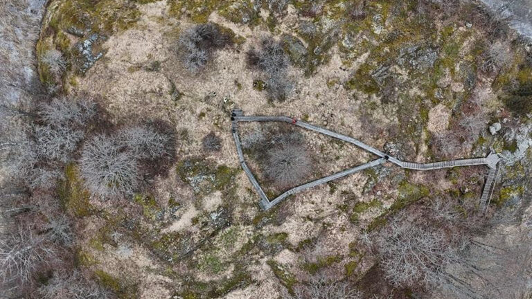 Ilmakuva Porvoon Husholmenin linnasaaresta, jossa puiset kulkusillat kulkevat keskiaikaisen linnapaikan halki. Kuva: Jouni Taivainen / Museovirasto, Arkeologian kuvakokoelma. CC BY 4.0.
