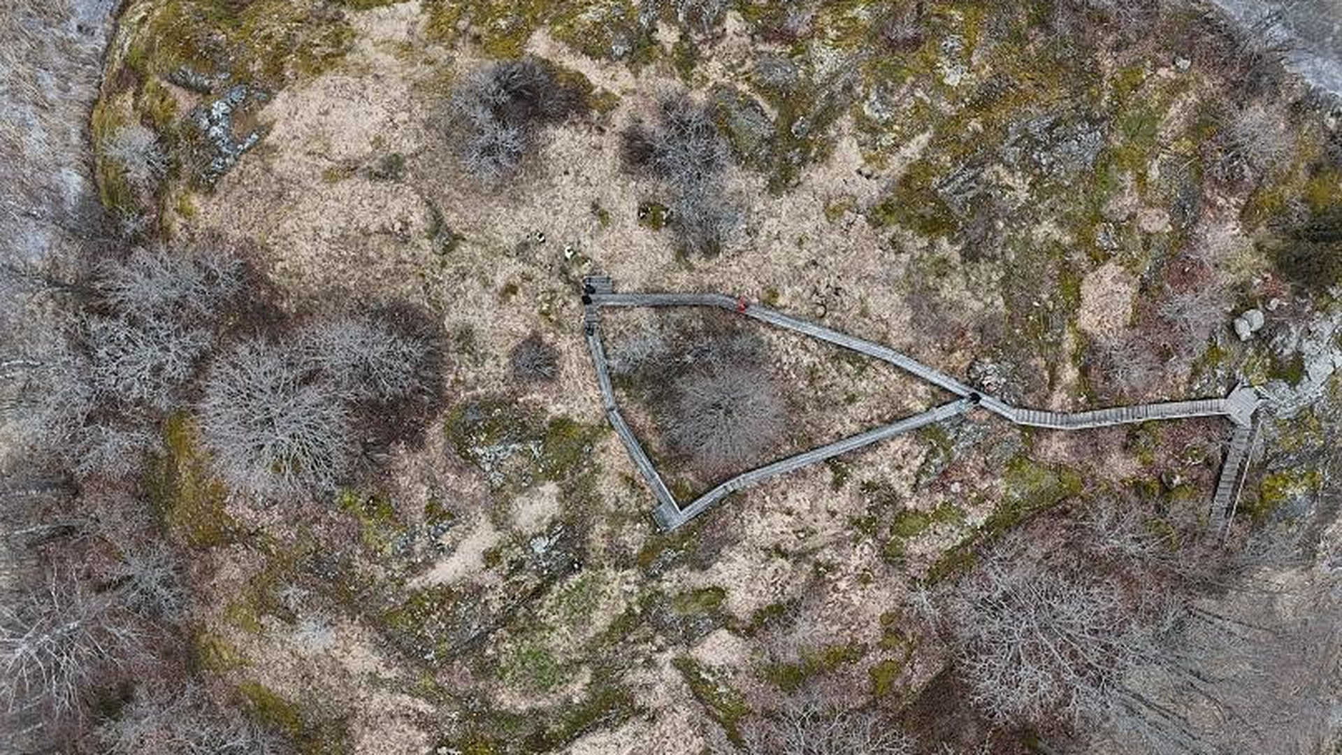 Ilmakuva Porvoon Husholmenin linnasaaresta, jossa puiset kulkusillat kulkevat keskiaikaisen linnapaikan halki. Kuva: Jouni Taivainen / Museovirasto, Arkeologian kuvakokoelma. CC BY 4.0.