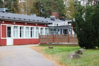 Nummelan lentokentän Airmotel-rakennus vuonna 2015.