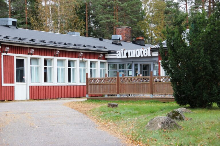 Nummelan lentokentän Airmotel-rakennus vuonna 2015.