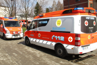 Kaksi Helsingin pelastuslaitoksen punavalkoista Mercedes-Benz Sprinter -ambulanssia pysäköitynä Helsingissä.