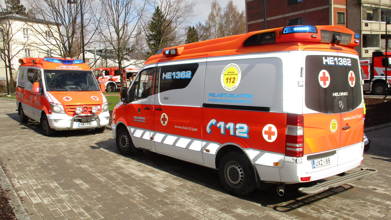 Kaksi Helsingin pelastuslaitoksen punavalkoista Mercedes-Benz Sprinter -ambulanssia pysäköitynä Helsingissä.