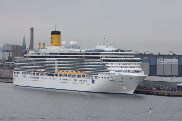 Costa Luminosa -risteilyalus Helsingin satamassa. Suuri valkoinen matkustaja-alus on kiinnittynyt laituriin risteilyterminaalin edustalle.