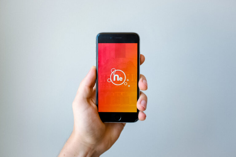 Älypuhelin kädessä. MobilePay on julkaissut uuden ominaisuuden, jolla käyttäjä voi osoittaa täyttävänsä tietyn ikärajan.