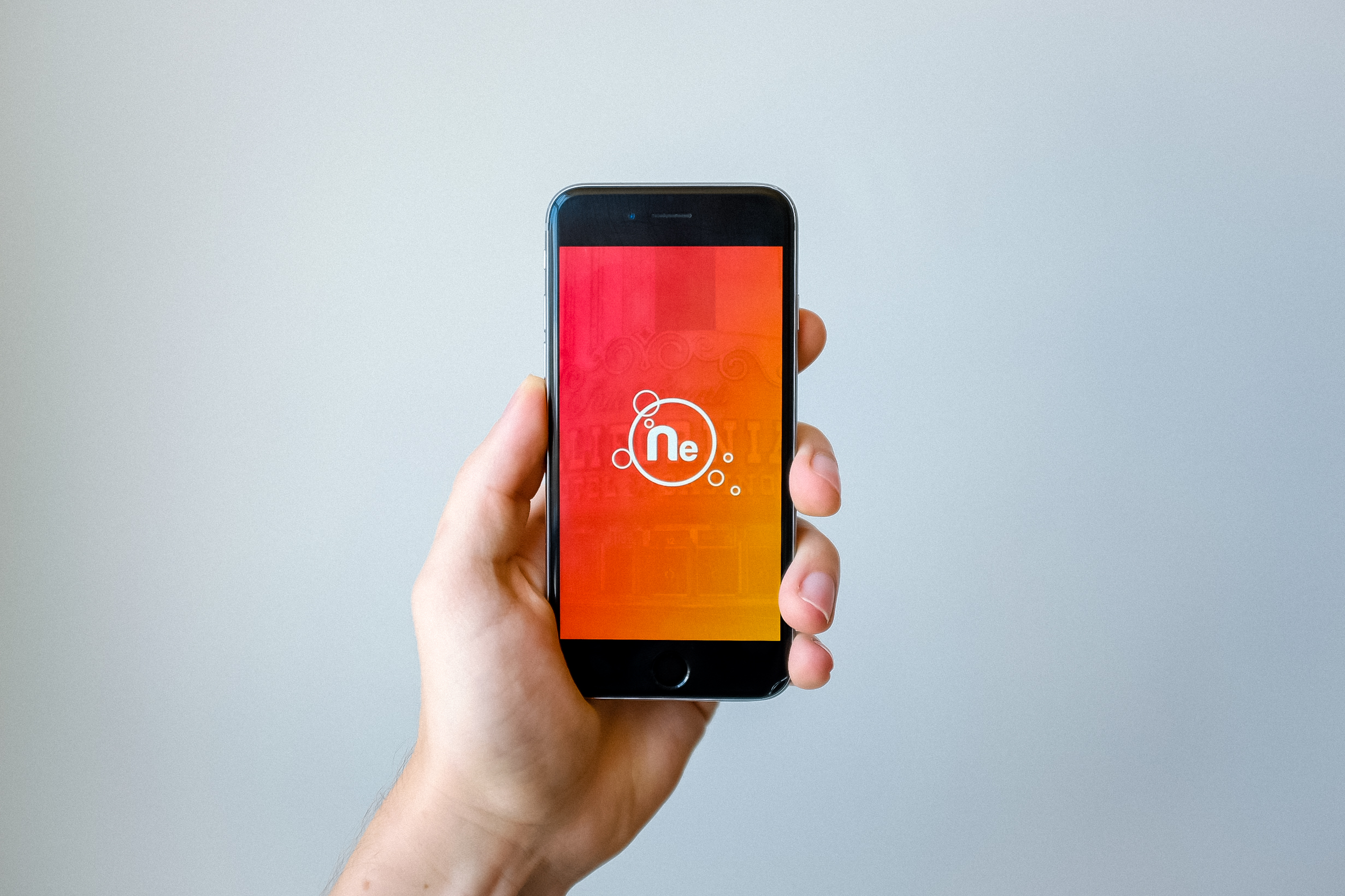 Älypuhelin kädessä. MobilePay on julkaissut uuden ominaisuuden, jolla käyttäjä voi osoittaa täyttävänsä tietyn ikärajan.