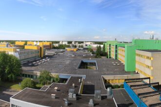 Oulun yliopiston Linnanmaan kampuksen värikkäitä rakennuksia kesäisessä