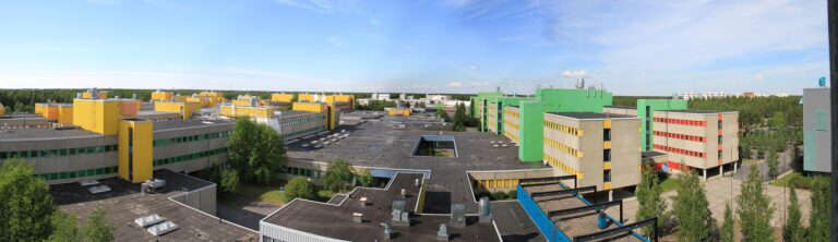Oulun yliopiston Linnanmaan kampuksen värikkäitä rakennuksia kesäisessä