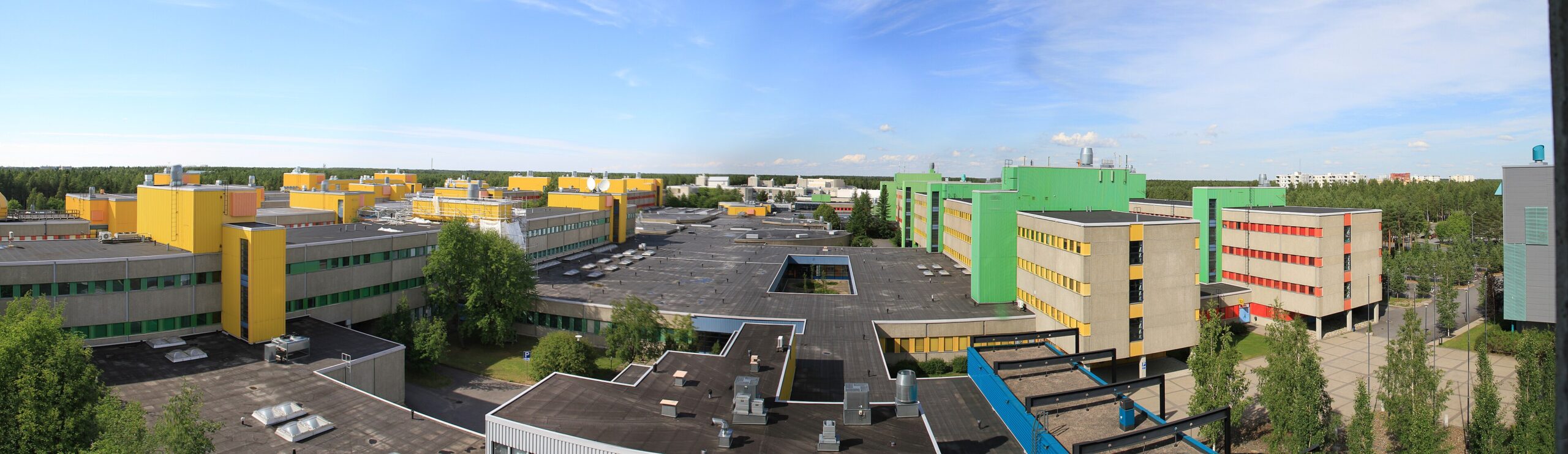 Oulun yliopiston Linnanmaan kampuksen värikkäitä rakennuksia kesäisessä