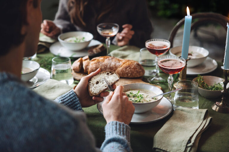 Visit Finlandin Finnish Dinner Date -kampanjan kuvituskuva, joka liittyy suomalaisiin ruokaelämyksiin ja kansainvälisille sinkuille järjestettäviin illallistreffeihin.