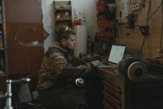 Siinä pitäisi lukea: 1. Määrittele ensin, mitä uutta taitoa tarvitset työssäsi. Selvitä sen jälkeen, riittääkö sen oppimiseen yksittäinen kurssi tai lyhyt täsmäkoulutus.