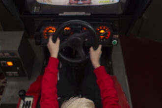 Arcade-pelin pelaamista Suomen pelimuseon pelihallissa Tampereella.