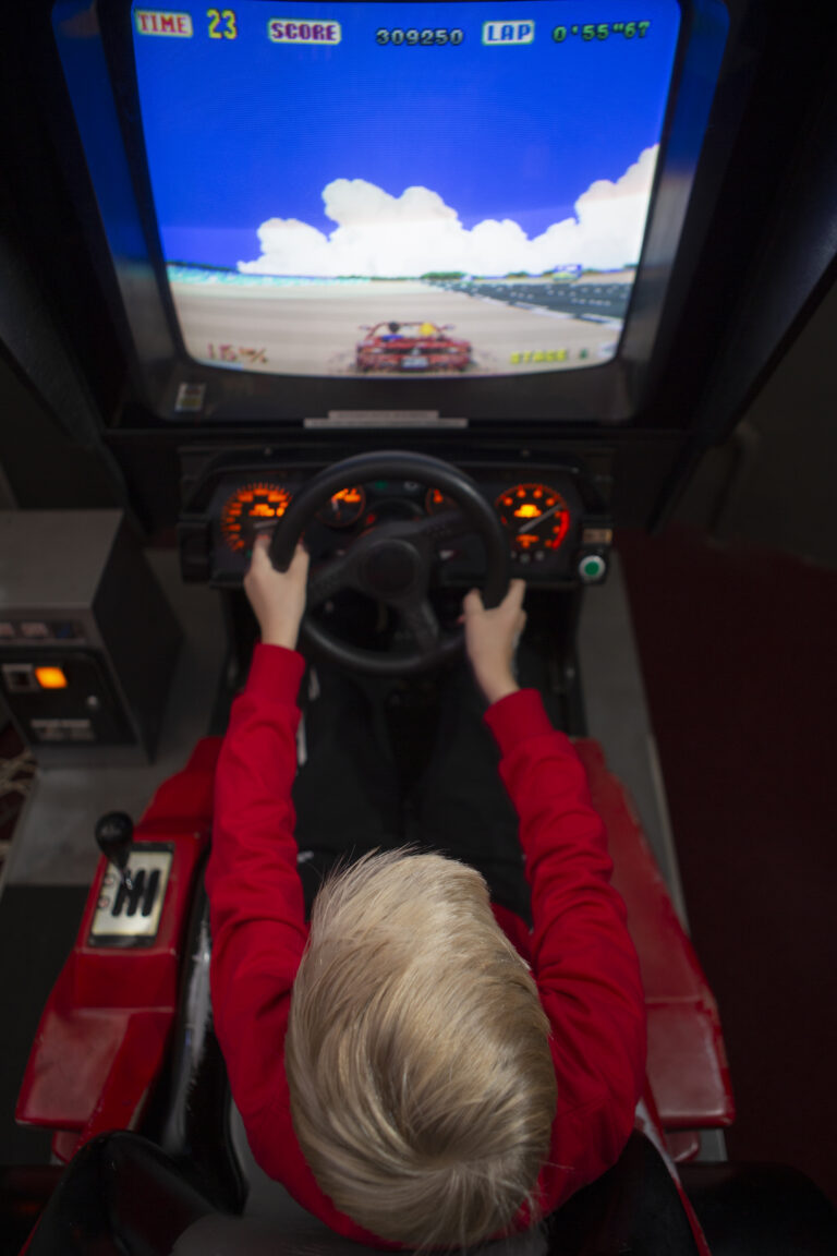 Arcade-pelin pelaamista Suomen pelimuseon pelihallissa Tampereella.