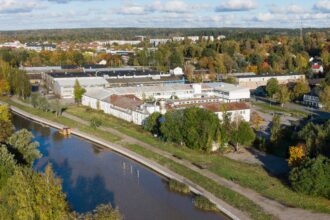 Ilmakuva Salonjoen varrella sijaitsevasta vanhasta koulukalustotehtaasta, johon suunnitellaan 17 loft-asuntoa.